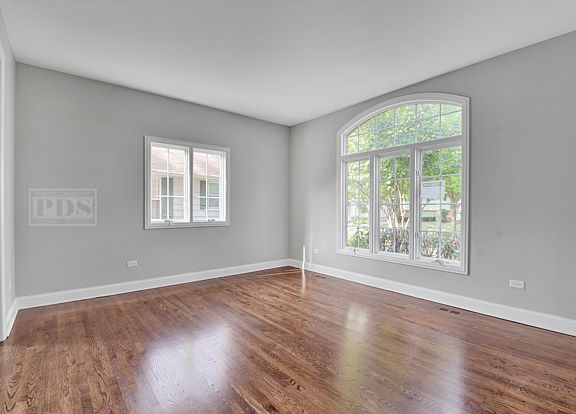 2nd image of 121 N Wilmette Ave