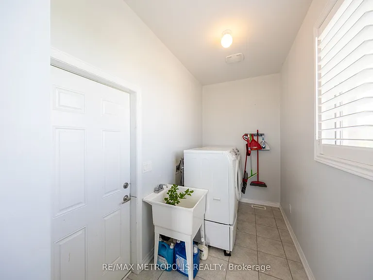36 Michaelis St — Photo 23