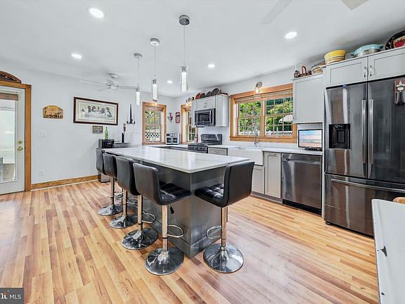 5th image of 100 Maple Ave