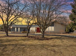 8852 N Malibu Dr, Bayside, WI 53217