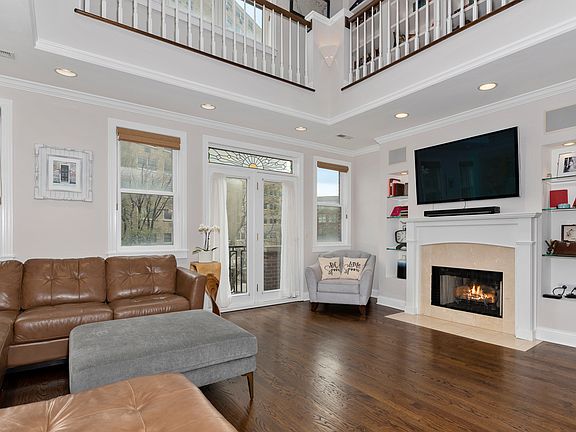 5th image of 846 W Aldine Ave #3