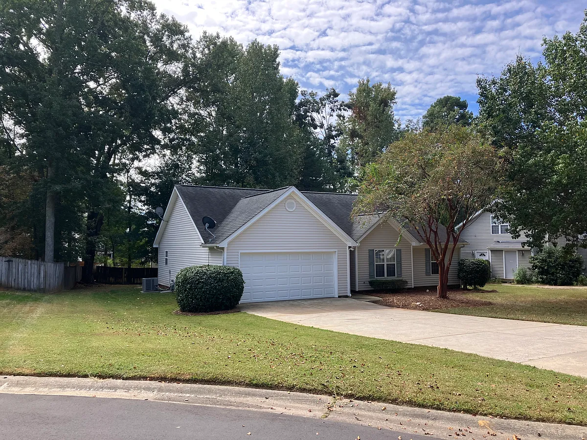 Building Photo - 3202 Pine Pointe St
