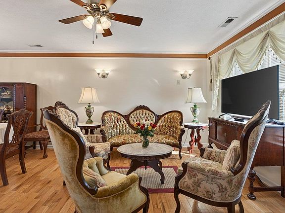 3rd image of 202 Tara Dawn Cir