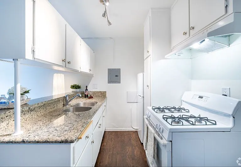 Carson Oakwood Apartments — Photo 20