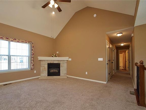 5th image of 830 N Chestnut Dr