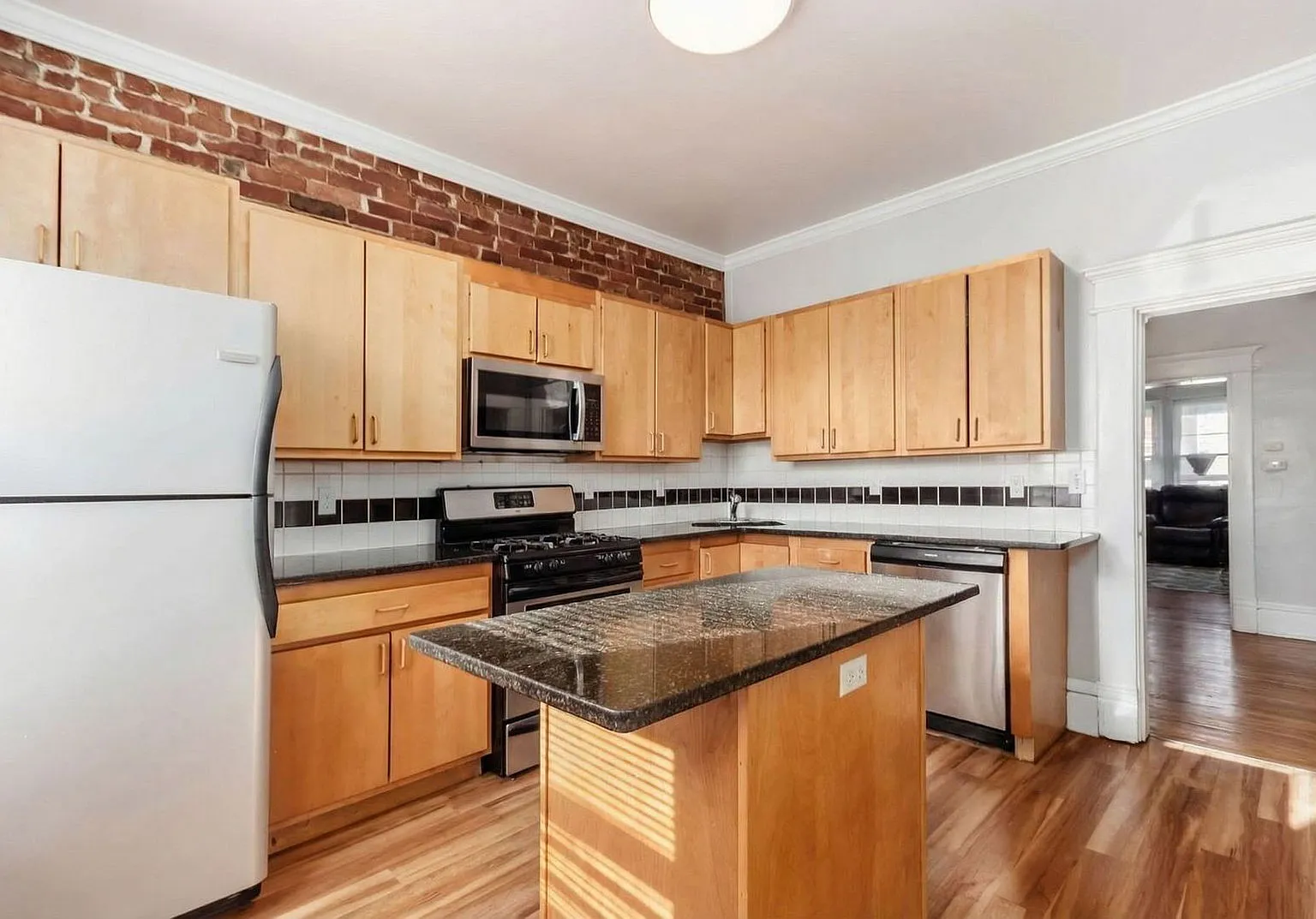 5 bed, 1.5 bath, $3,225 — Photo 3