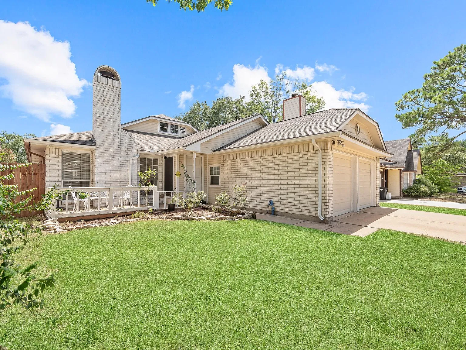 3 bed, 2.0 bath, 1586 sqft, $2,000 — Photo 3