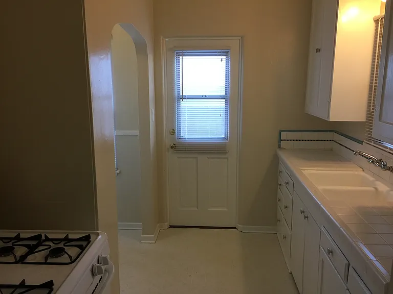 774 Redondo Ave #10 — Photo 11