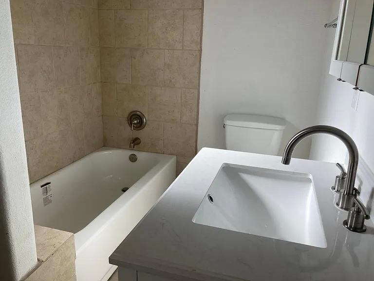 1122 Edith Blvd SE #B — Photo 5