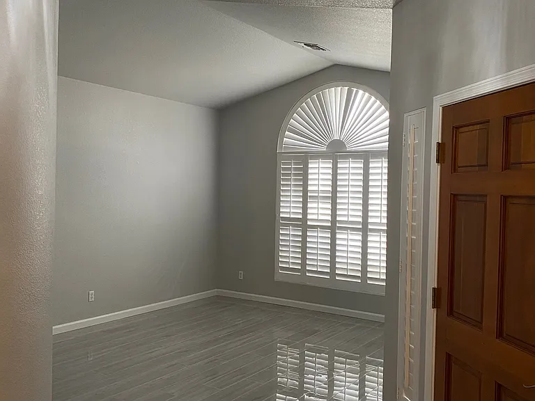 3358 E Wickieup Ln — Photo 2
