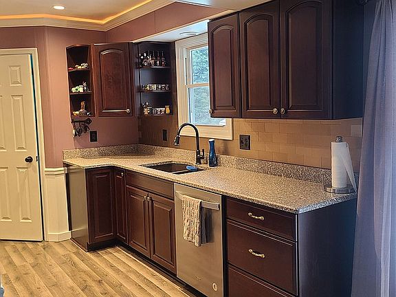 4th image of 2329 Woodbine Ave