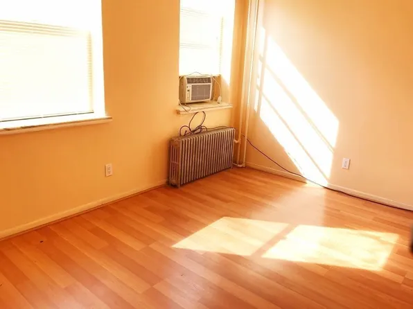 3237 42nd St APT 1A, Astoria, NY 11103