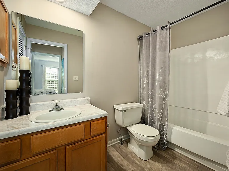 Lakeview Loft - Bathroom 1