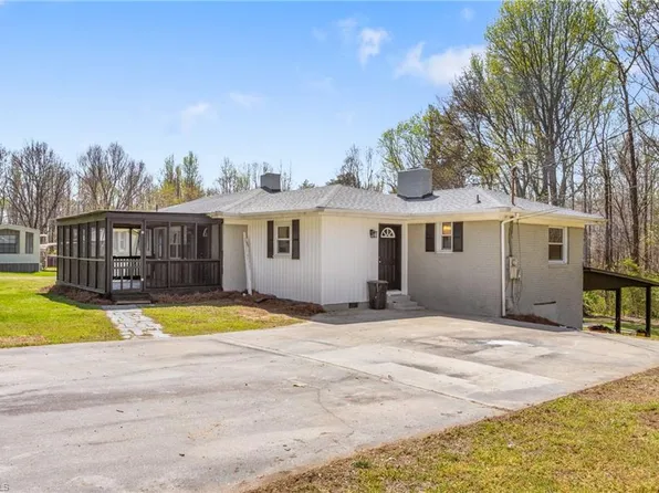 384 J A Tysinger Rd, Thomasville, NC 27360