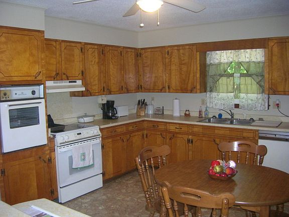 3rd image of 208 Birch Trl