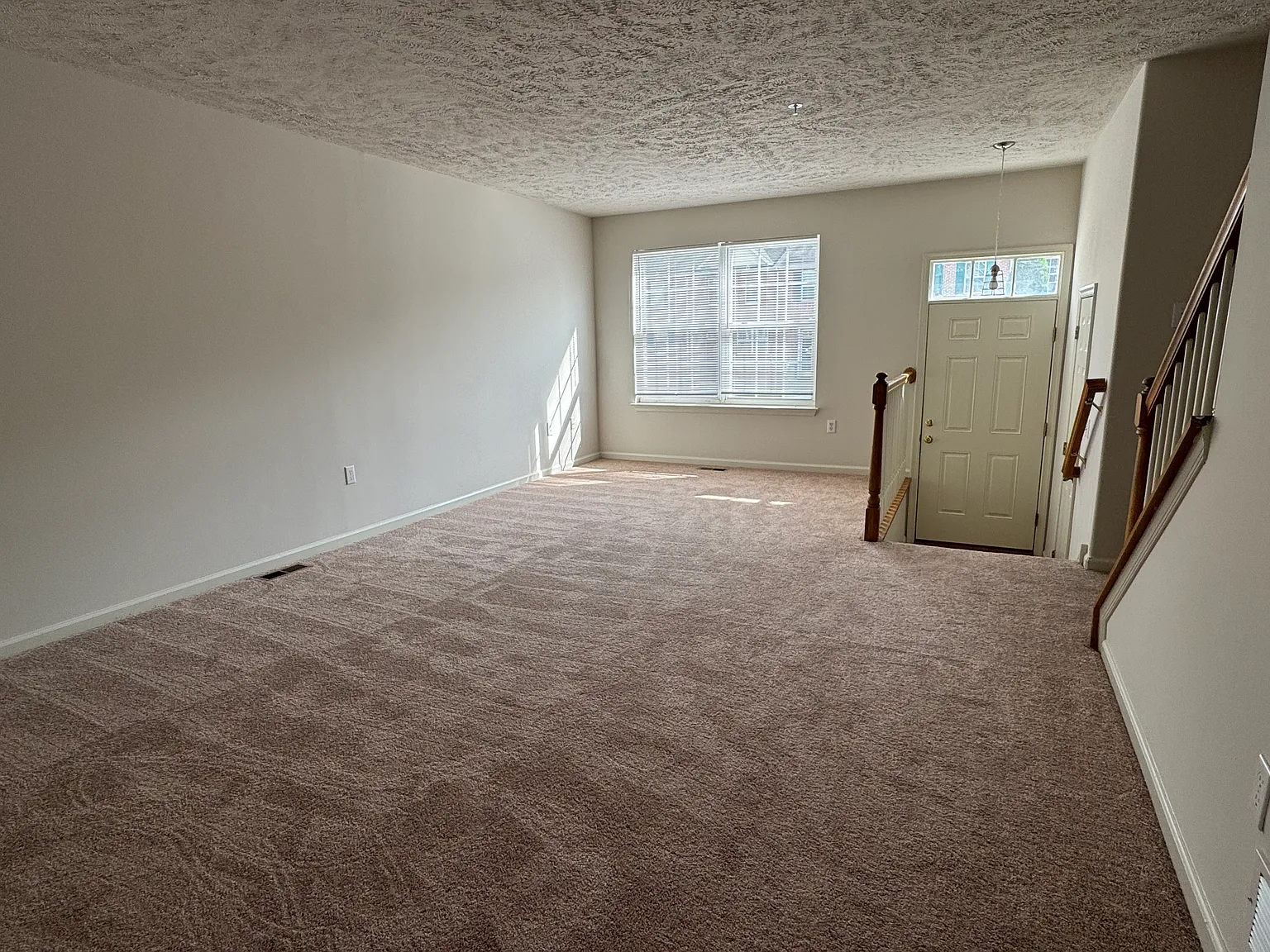 3 bed, 1.5 bath, 1296 sqft, $1,900 — Photo 3
