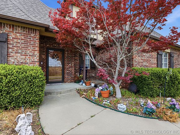 2nd image of 602 Cross Timbers Blvd