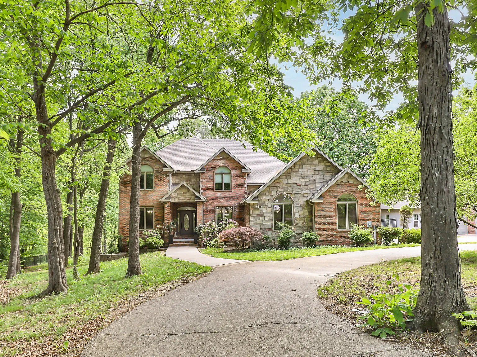 6 bed, 4.5 bath, 6592 sqft, $6,900 — Photo 1