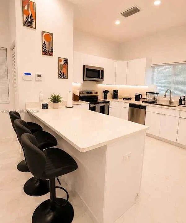 5433 NW 5th Ave