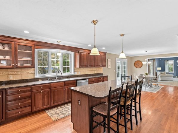 14 Hitching Post Rd, Lakeville, MA 02347