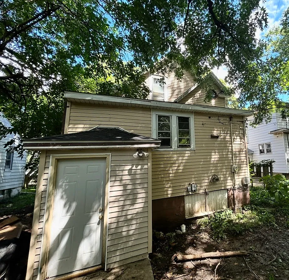 3 bed, 890 sqft, $918 — Photo 2