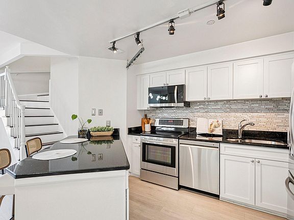 Kitchen Island & Open Kitchen
