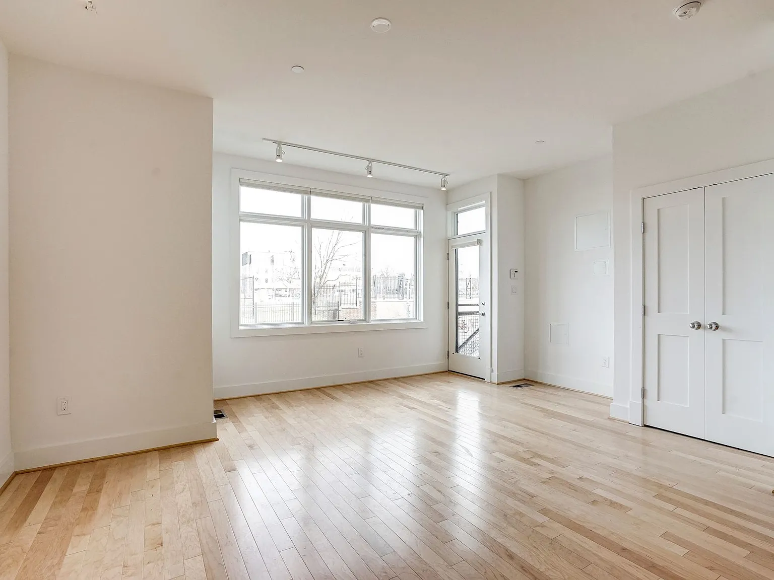 3 bed, 2.5 bath, 1400 sqft, $3,795 — Photo 3