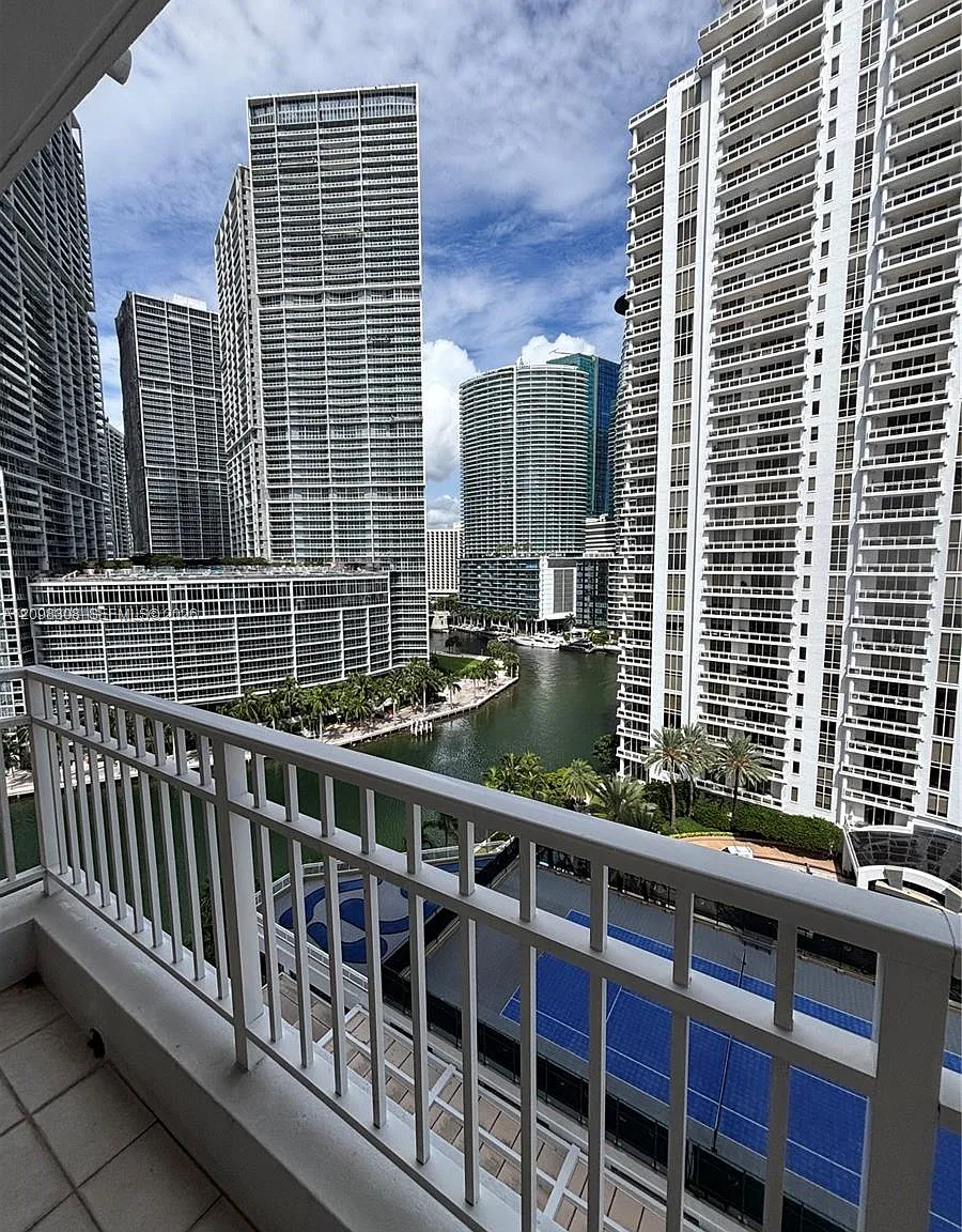 Courts Brickell Key Condo — Photo 2
