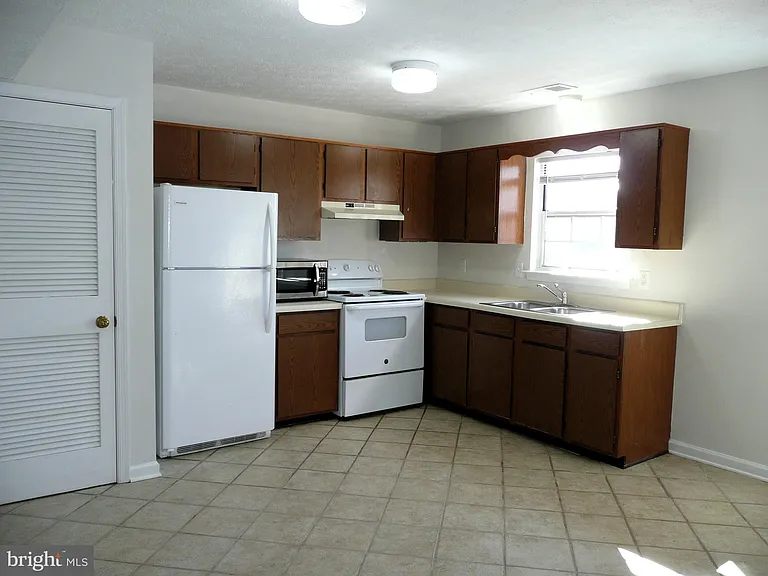 255 Waterford Ln — Photo 2