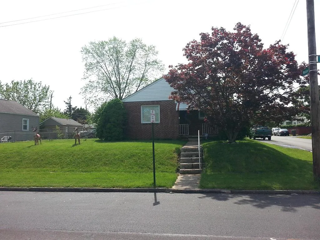 477 Helen St photo 1