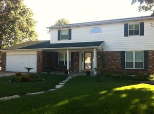 30 Pershing Lake Dr, Saint Peters, MO 63376