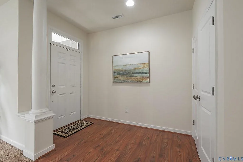 3 bed, 1956 sqft, $2,800 — Photo 2