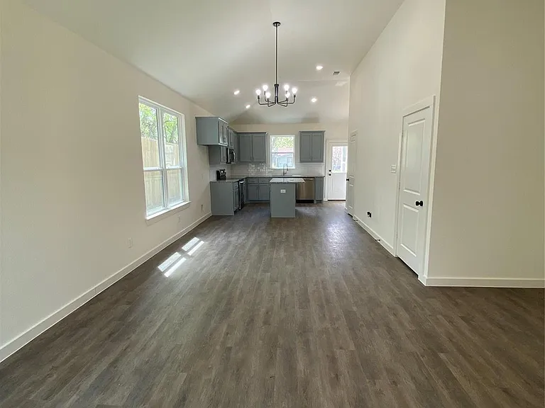 610 E Texas St — Photo 4
