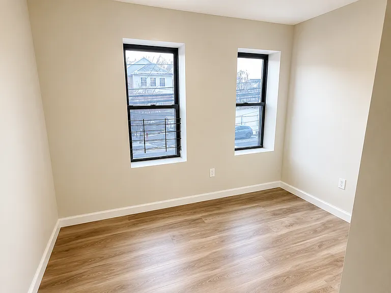 383-385 Avon Ave #3L — Photo 4