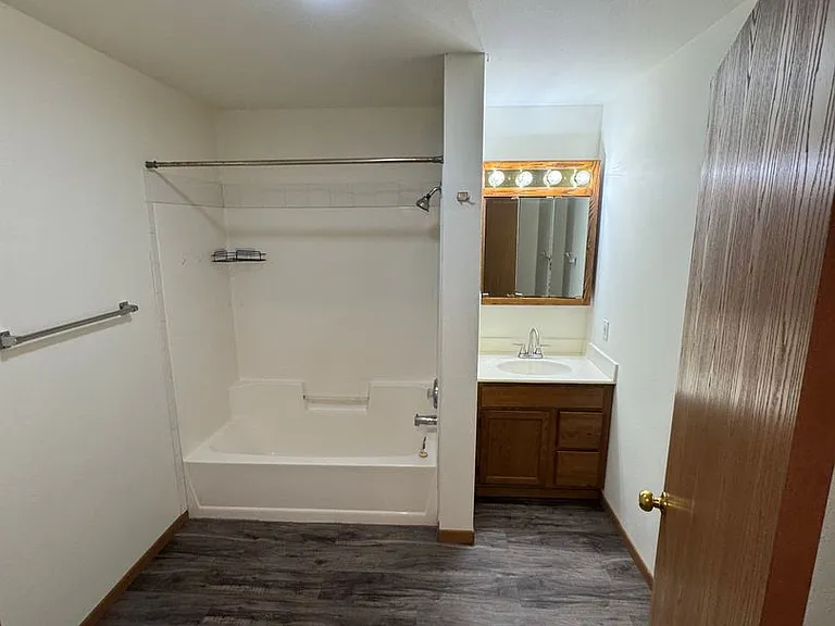 PIONEER BLUFF APARTMENTS — Photo 52