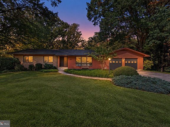 3rd image of 100 Quaint Acres Dr