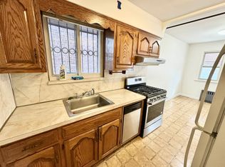 3090 45th St FLOOR 3, Astoria, NY 11103
