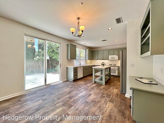 5th image of 67 Summerbrooke Cir