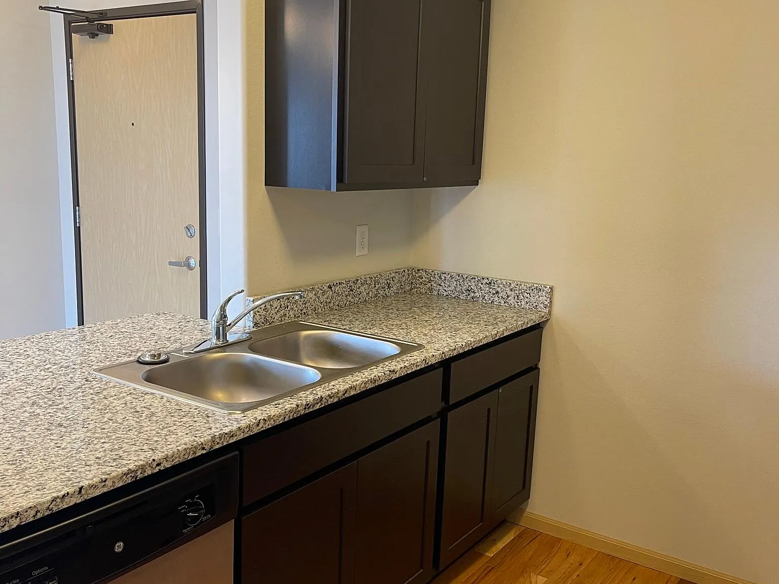 1 bed, 100 sqft, $1,454 — Photo 4