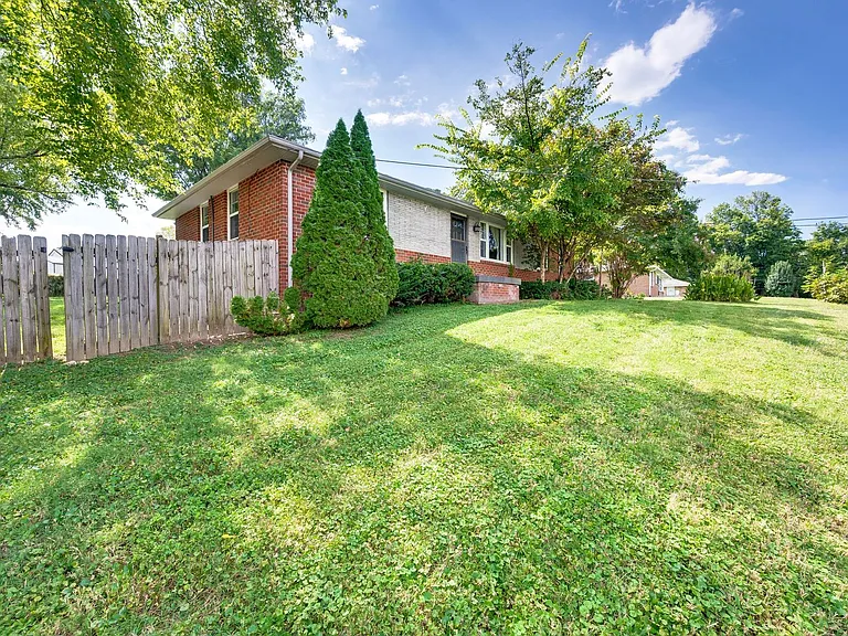 4809 Lynn Dr — Photo 5