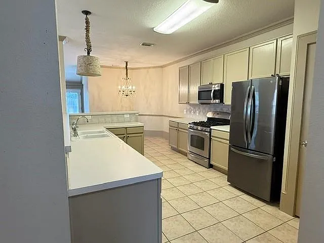 3 bed, 2.0 bath, 1725 sqft, $2,050 — Photo 4