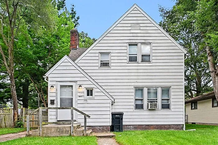 2 bed, 1.5 bath, 1216 sqft, $1,349 — Photo 2