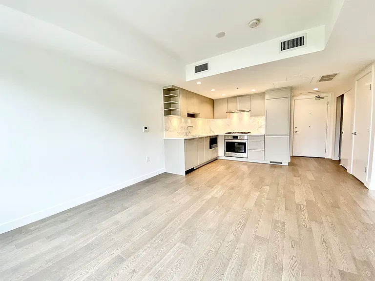 7828 Granville St #302 — Photo 2