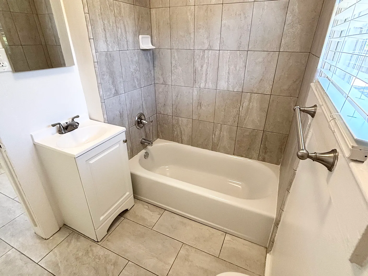 2 bed, 1100 sqft, $1,950 — Photo 4