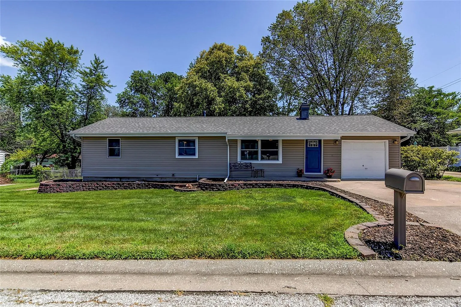 712 Highland Dr photo 1