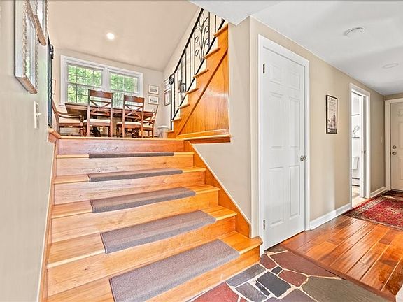 5th image of 932 Chestnut Ln