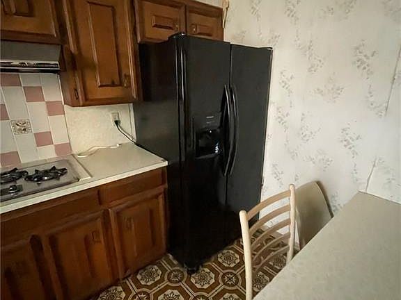 5th image of 802 E Maurer St