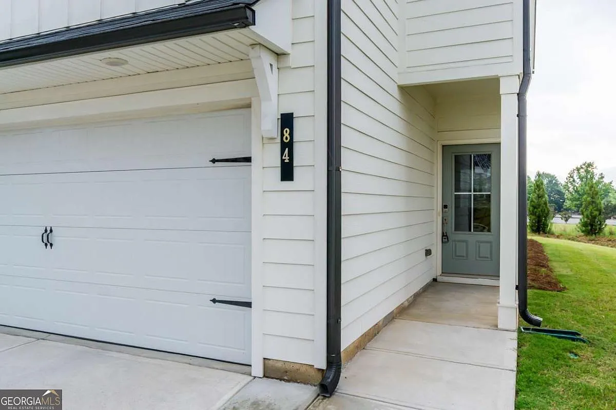 3 bed, 2.5 bath, 1842 sqft, $2,100 — Photo 2