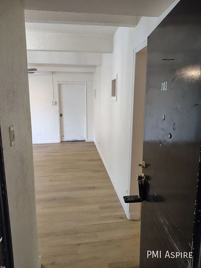 Bright & Spacious 1-Bedroom in Aurora 750 Sq Ft First Floor Gem — Photo 4