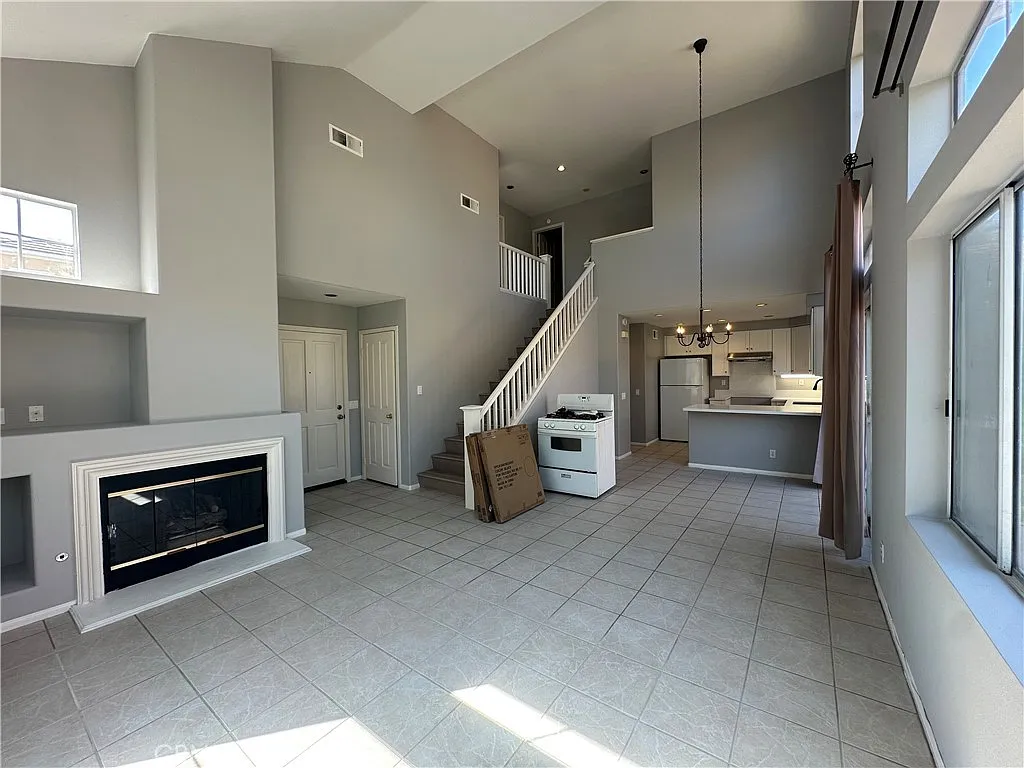 3 bed, 2.5 bath, 1300 sqft, $4,400 — Photo 4